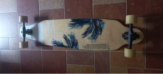 Longboard con diseño de palmeras