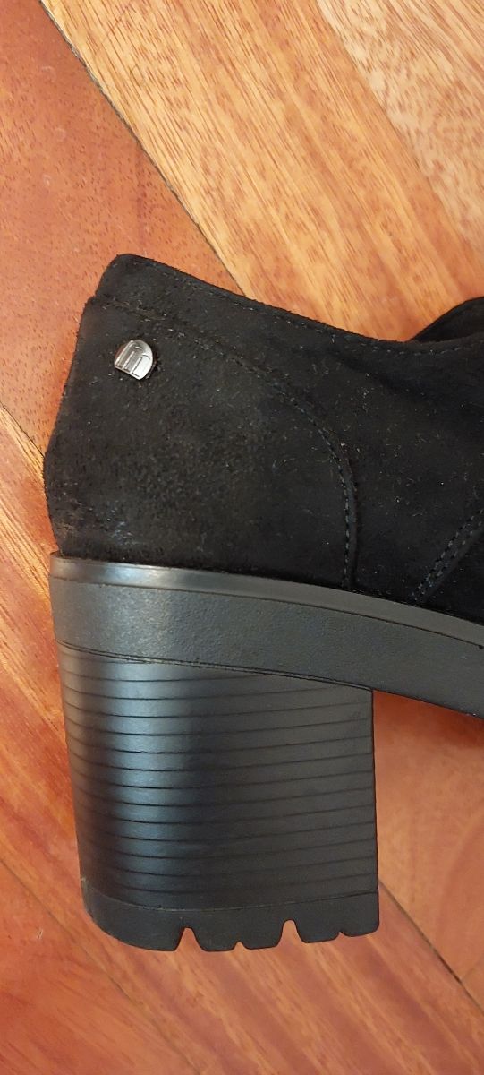 Zapatos Mustang tacón cordones negros
