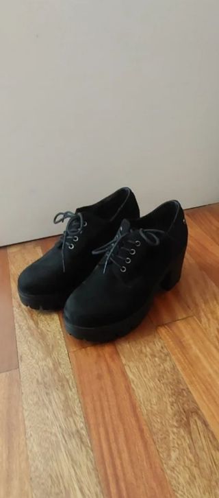 Zapatos Mustang tacón cordones negros