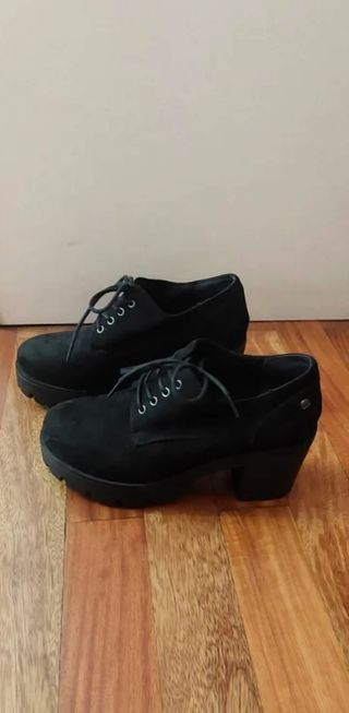 Zapatos Mustang tacón cordones negros