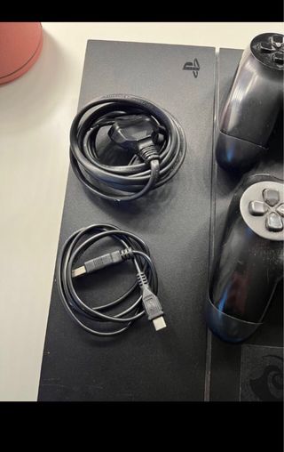 PS4 (PlayStation 4) Negra + 2 Mandos