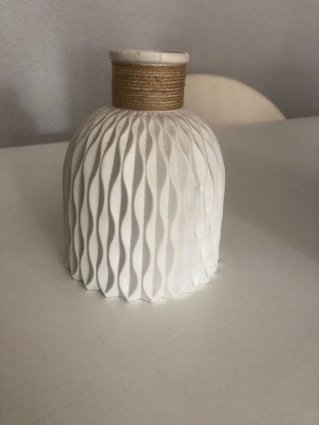 Jarrón blanco Ikea con cuerda