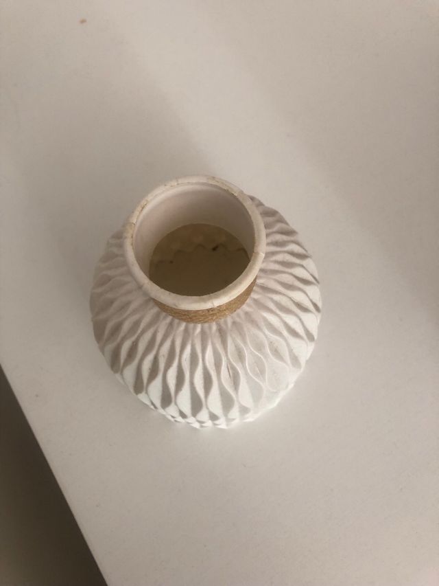 Jarrón blanco Ikea con cuerda