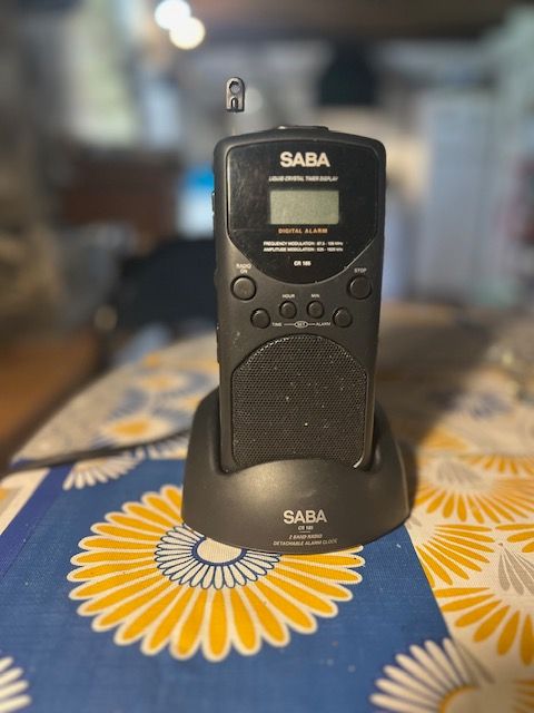Radio-reloj SABA CR 185 con base