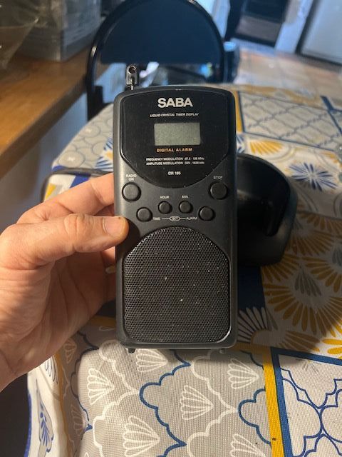 Radio-reloj SABA CR 185 con base