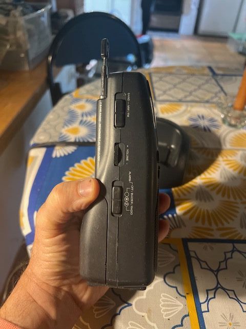 Radio-reloj SABA CR 185 con base