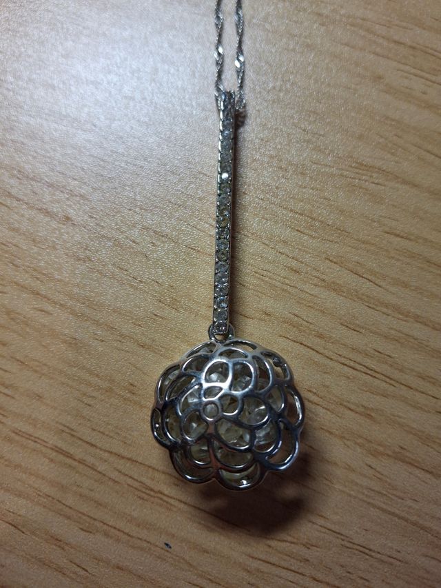 Collar plateado con colgante de filigrana