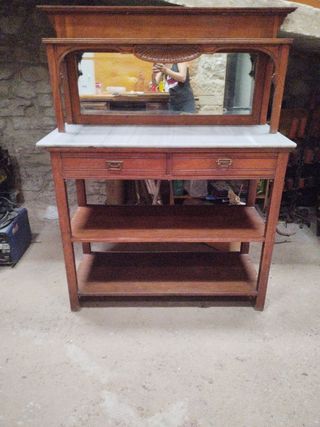 Mobili antichi in legno e marmo