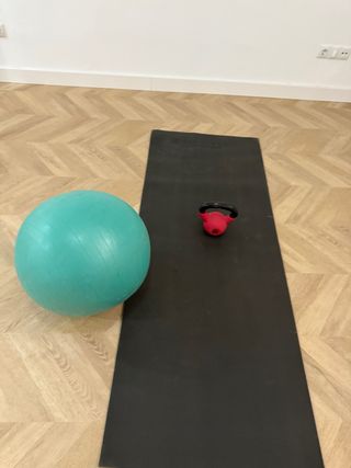 Esterilla, pesa y pelota de ejercicio