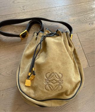 Bolso Loewe vintage ante beige y marrón. 