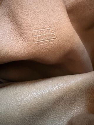 Bolso Loewe vintage ante beige y marrón. 