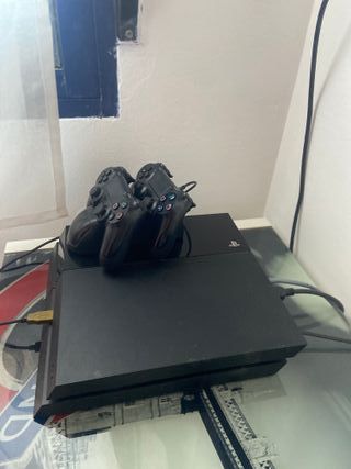 PS4 (PlayStation 4) Negra + 2 Mandos