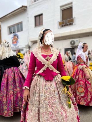 traje fallera fucsia detalles en dorado