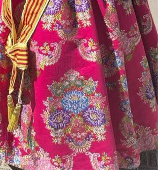 traje fallera fucsia detalles en dorado