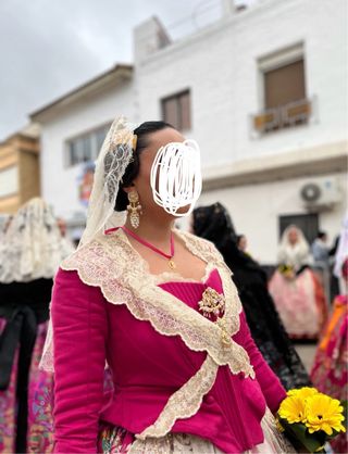 traje fallera fucsia detalles en dorado