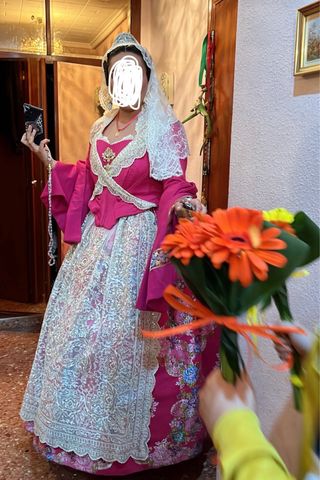 traje fallera fucsia detalles en dorado