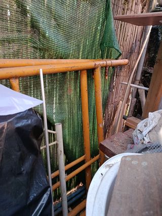 Andamio metálico con agujeros