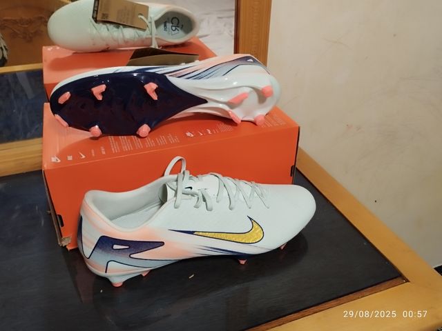 Botas de fútbol Nike Blancas y Doradas