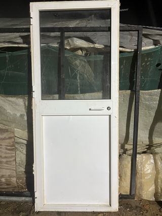 Puerta aluminio blanca con premarco