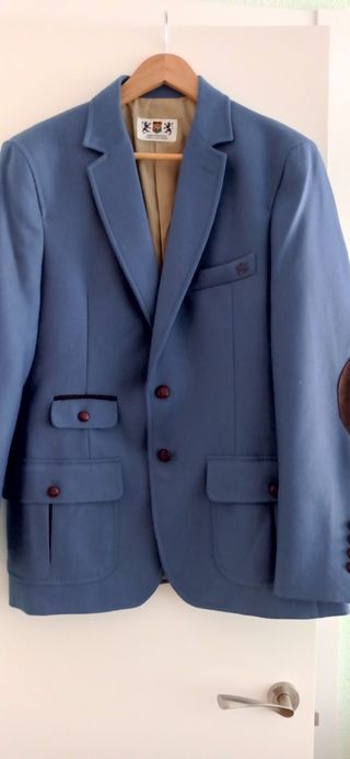 Americana azul con coderas