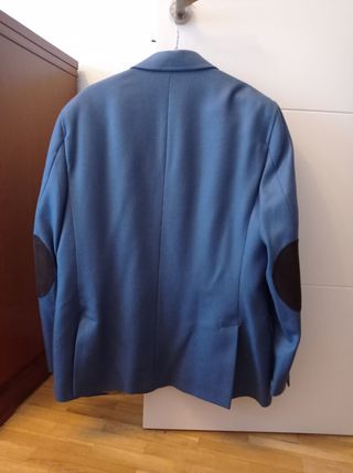 Americana azul con coderas