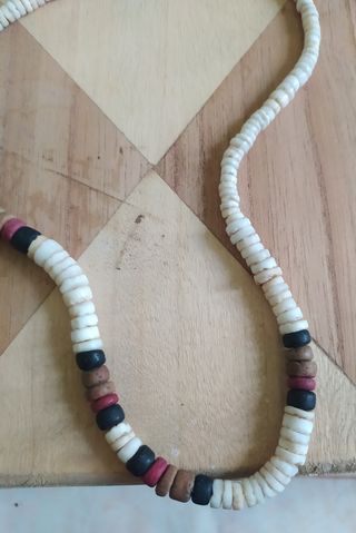 Collana etnica perline bianche e colorate