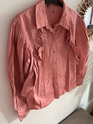 Camisa Zara manga larga volantes rosa