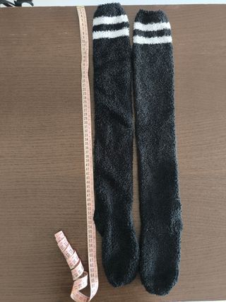 Calcetines altos negros con rayas blancas