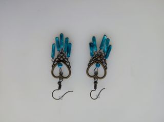 Pendientes artesanales corazón azul y dorado