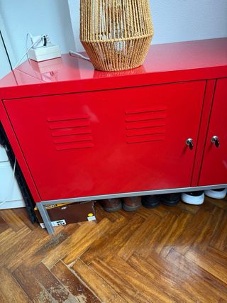 Zapatero metálico rojo