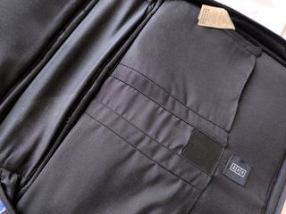 Maletín Misako Negro Estampado Plumas Multicolor