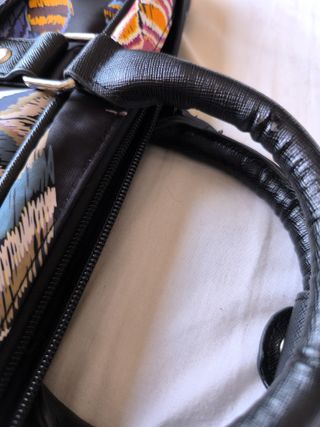 Maletín Misako Negro Estampado Plumas Multicolor