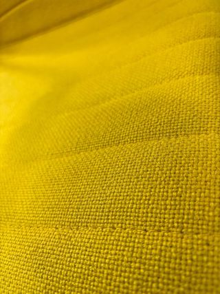 Sillas de oficina amarillas y blancas