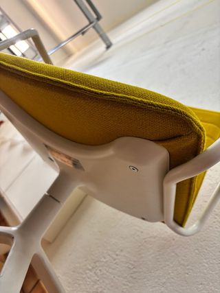 Sillas de oficina amarillas y blancas