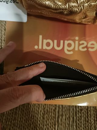 Bolsita y tarjetero Desigual dorado NUEVO