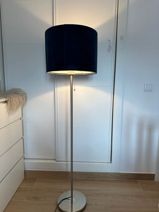 Lámpara de pie moderna con pantalla azul