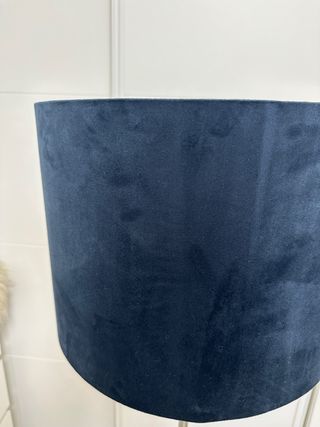 Lámpara de pie moderna con pantalla azul