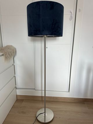 Lámpara de pie moderna con pantalla azul