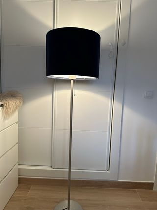 Lámpara de pie moderna con pantalla azul