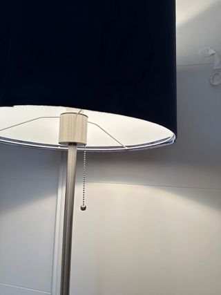Lámpara de pie moderna con pantalla azul