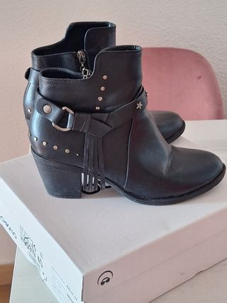 Botines negros de tacón bajo 