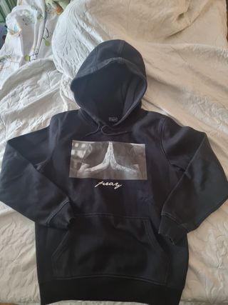 Sudadera negra con gorro y manos rezando talla S