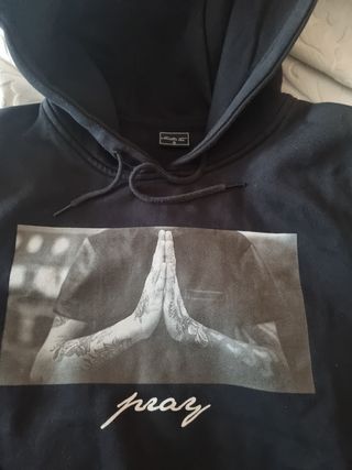 Sudadera negra con gorro y manos rezando talla S