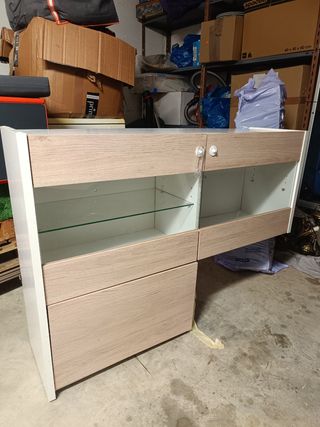 Vitrina de madera y cristal
