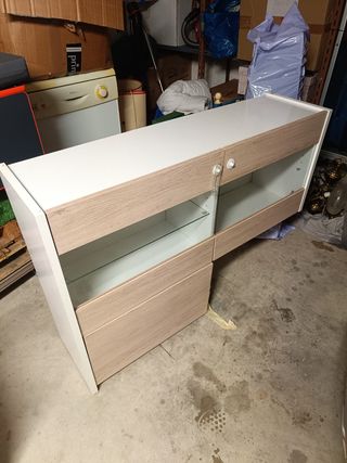 Vitrina de madera y cristal