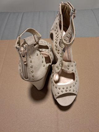 Botas de ante beige con tachuelas T37