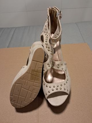 Botas de ante beige con tachuelas T37