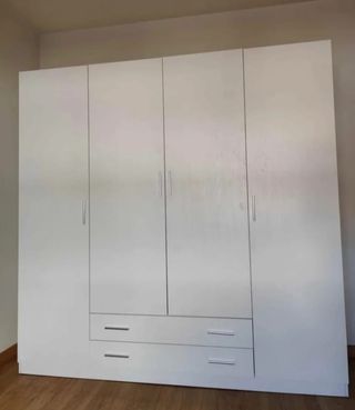Armario blanco de madera