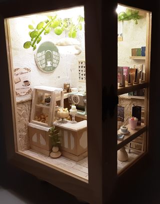 Caja Miniatura Cafetería/Librería con Luz