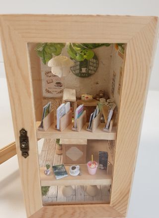 Caja Miniatura Cafetería/Librería con Luz